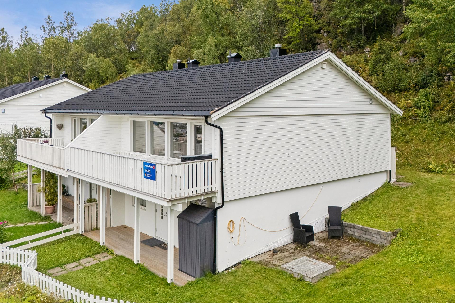 På siden har du et romslig fellesområde og grense til skog og mark like bak boligen. . Bilde nummer 2 av 3