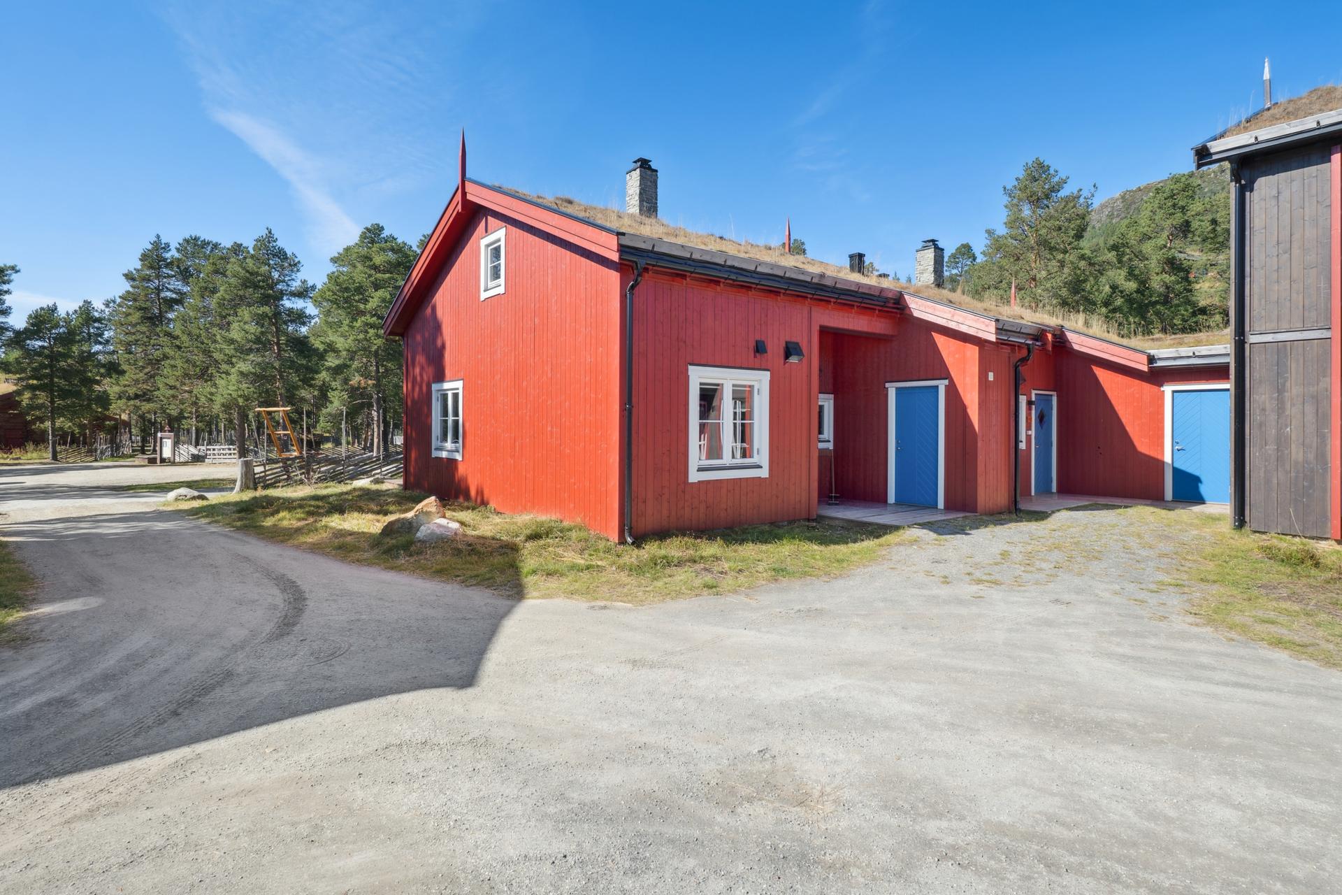 Flatt parti rundt leiligheten med opparbeidet med plen og innhegnet med skigard.. Bilde nummer 3 av 3