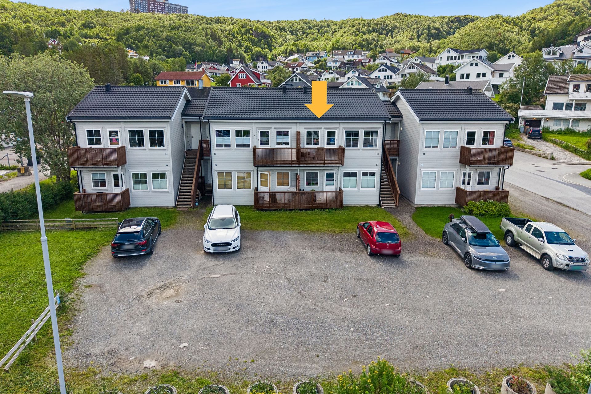 Parkering på felles, gruset oppstillingsplass.. Bilde nummer 1 av 3