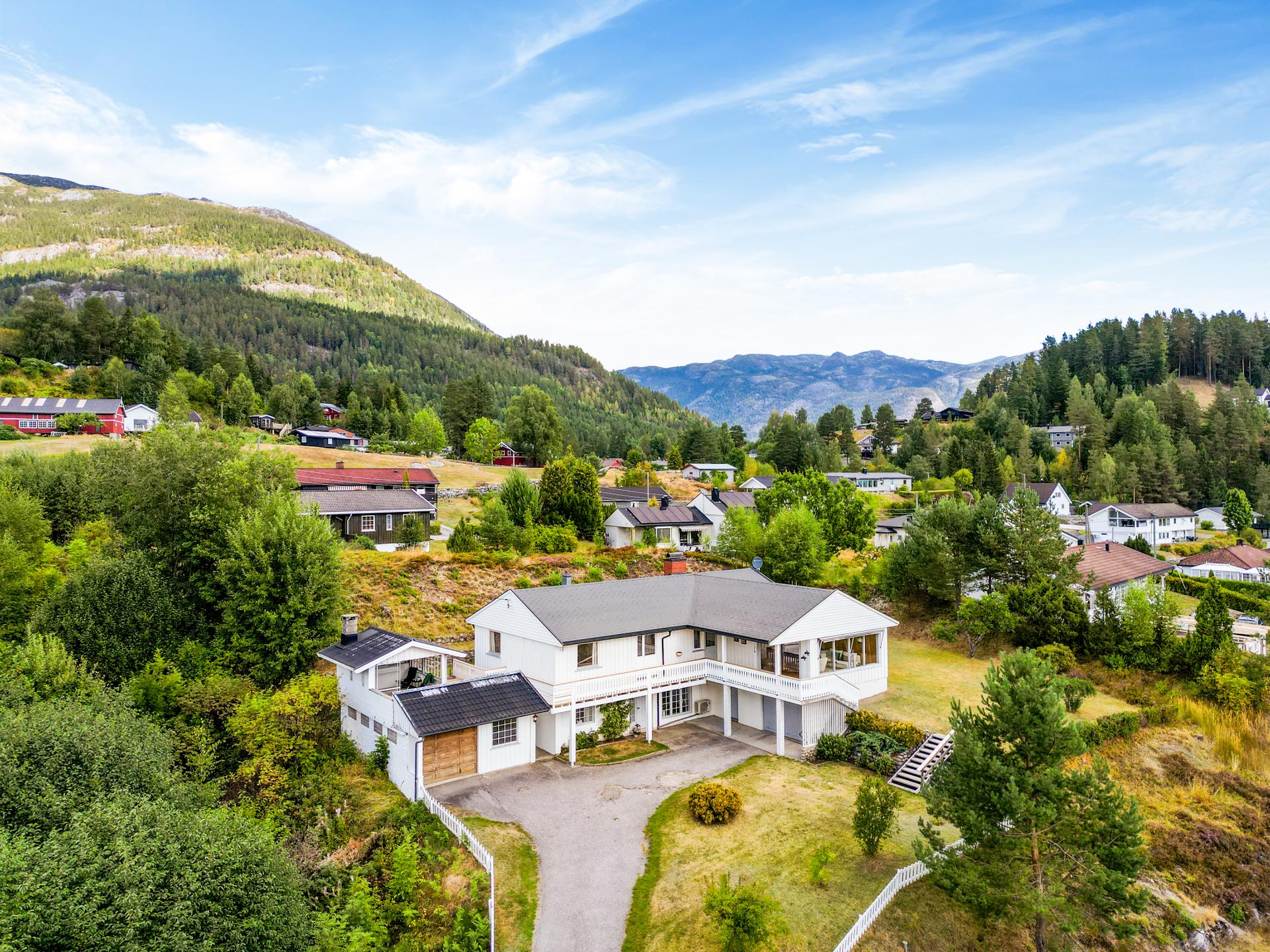 Gullnesvegen 18 ligger høyt og fint til en liten kilometer fra Seljord sentrum, med nydelig utsikt over nærområdet og ned mot Seljordsvannet.. Bilde nummer 2 av 3