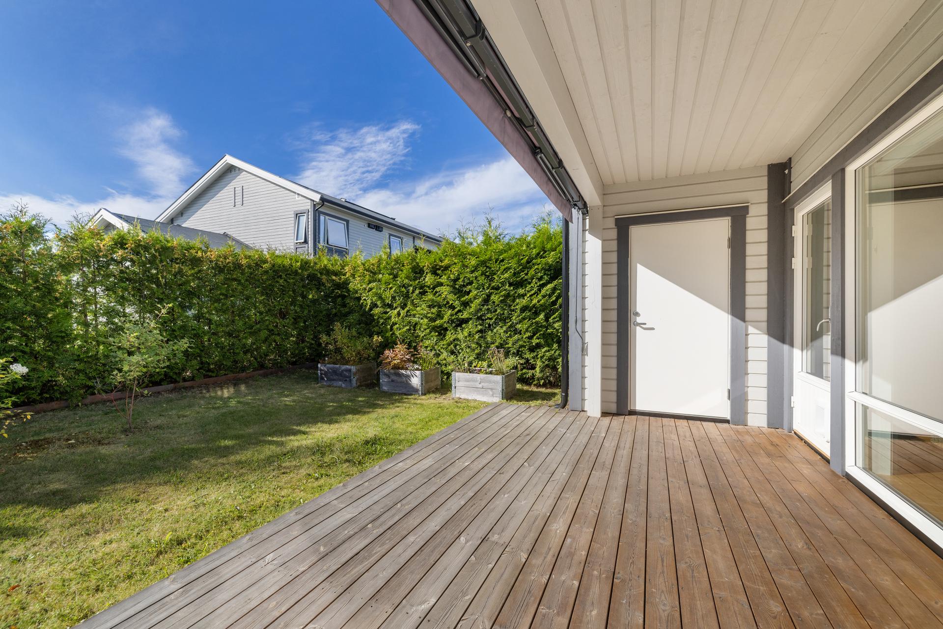 Fra terrassen er det direkte adkomst til en praktisk utvendig bod/kontor/hobbyrom på 5 m².. Bilde nummer 3 av 3