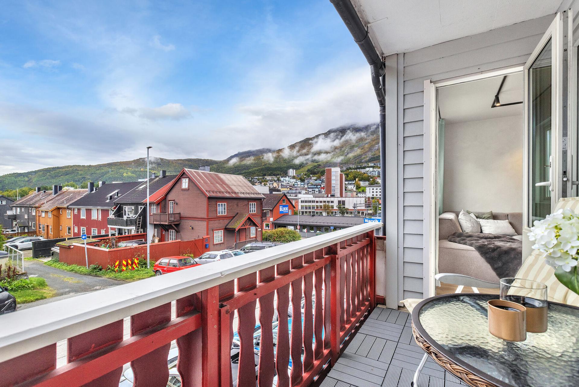 Fra stuen er det direkte utgang til overbygd veranda med flott utsyn mot fjellene.. Bilde nummer 3 av 3