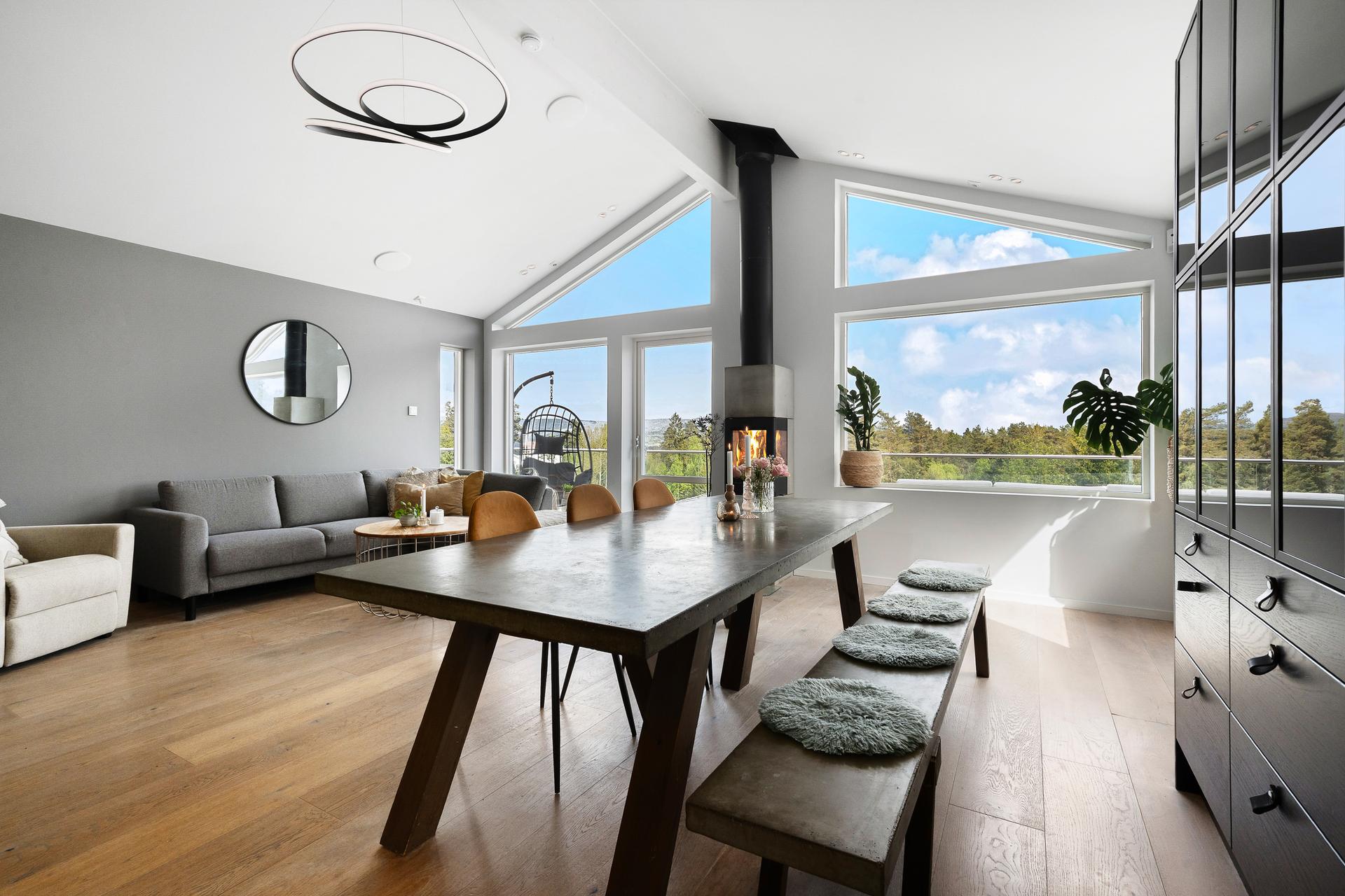 Den åpne løsningen gir god plass til både spisebord og sofagruppe.. Bilde nummer 2 av 3