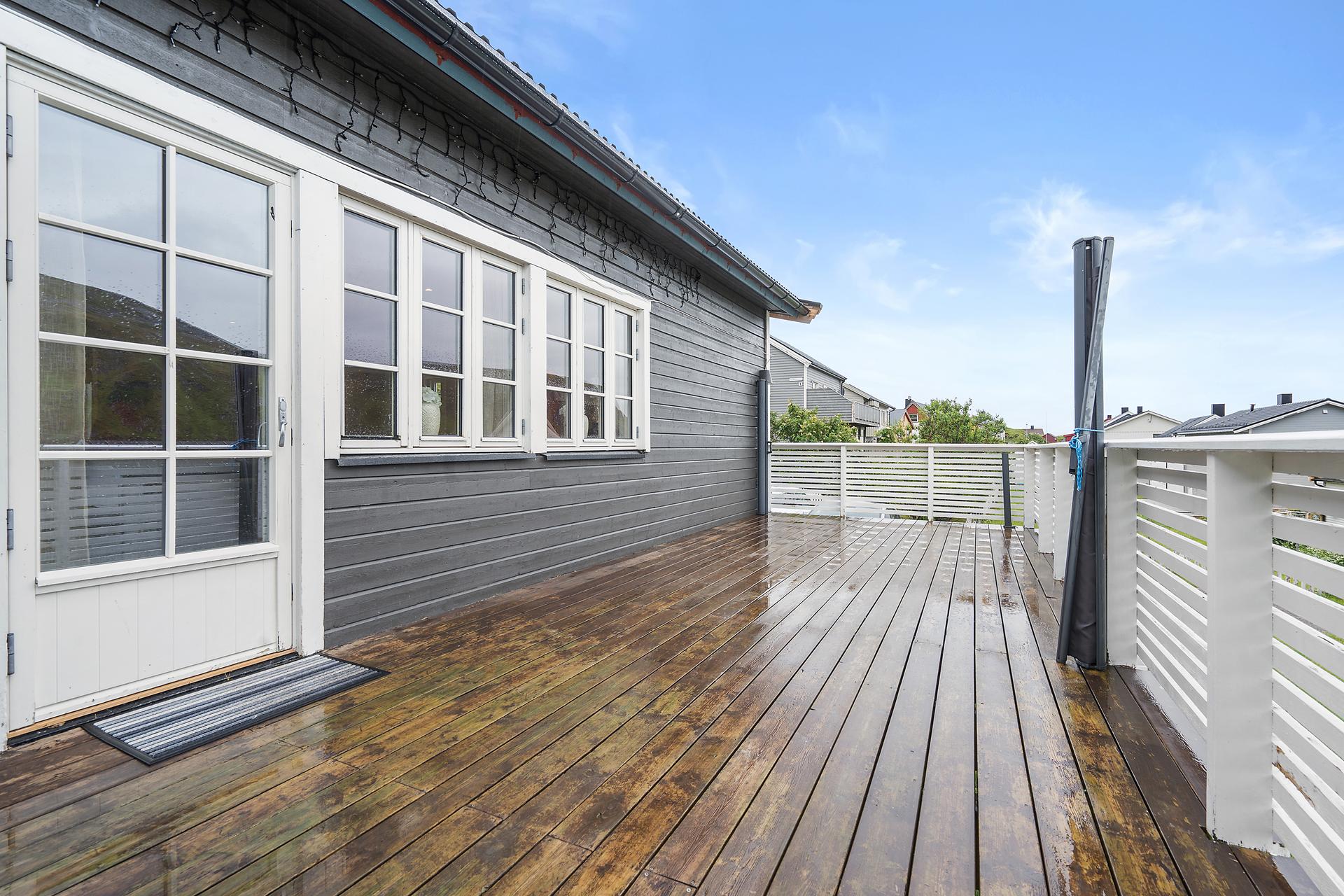Direkte utgang fra stuen til en romslig terrasse på 27 m².. Bilde nummer 3 av 3