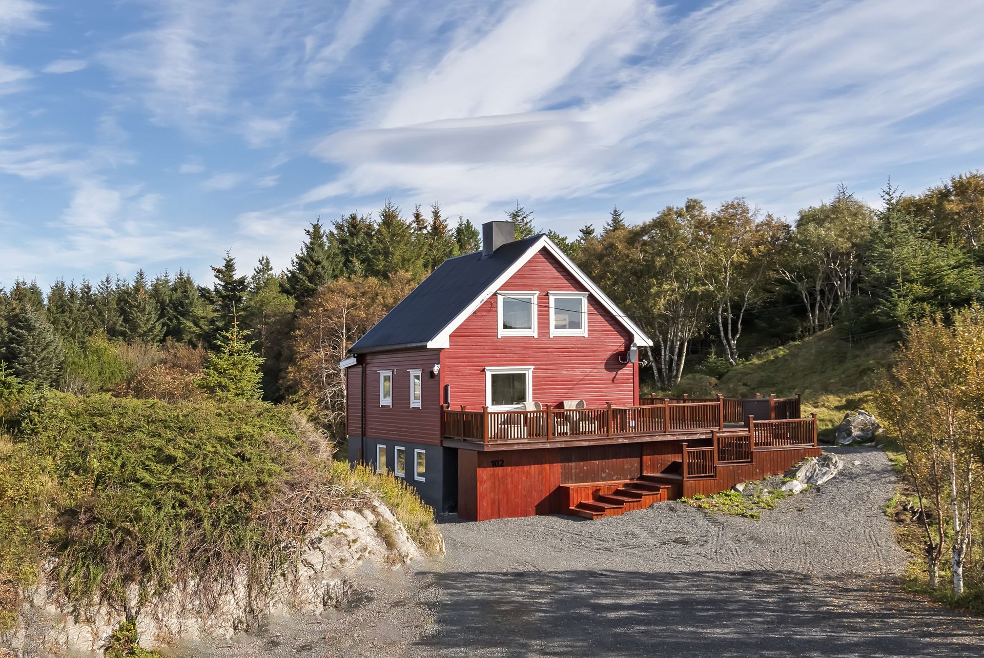 Innholdsrik bolig med sjønær beliggenhet på Løberg. Bilde nummer 2 av 3
