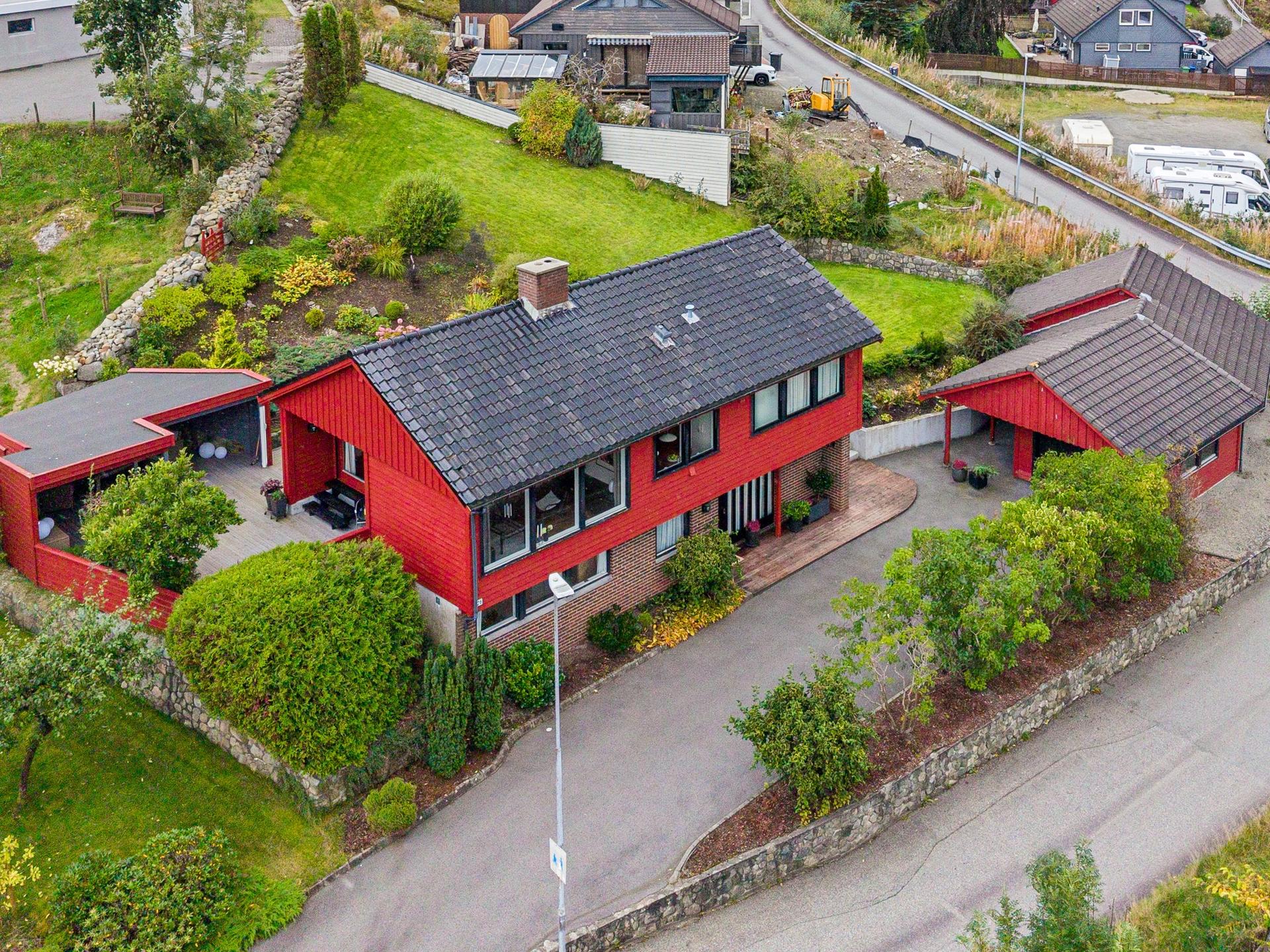EiendomsMegler1 v/Torill Kalsaas presenterer  Kyrkjebakken 26. Foto: Joakim Bjerk. Bilde nummer 1 av 3