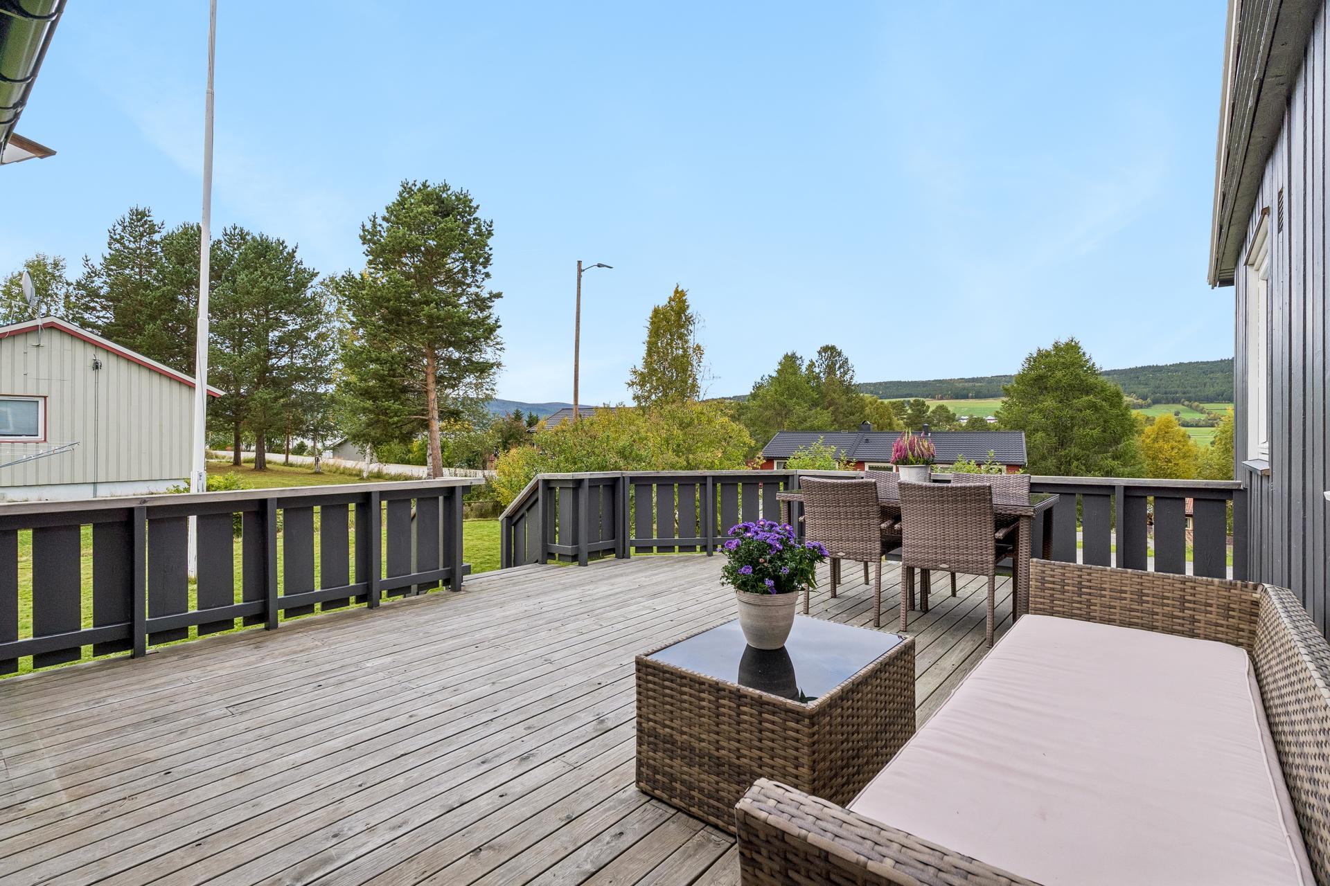 Terrasse med meget fine solforhold og utsikt mot bygda. . Bilde nummer 3 av 3