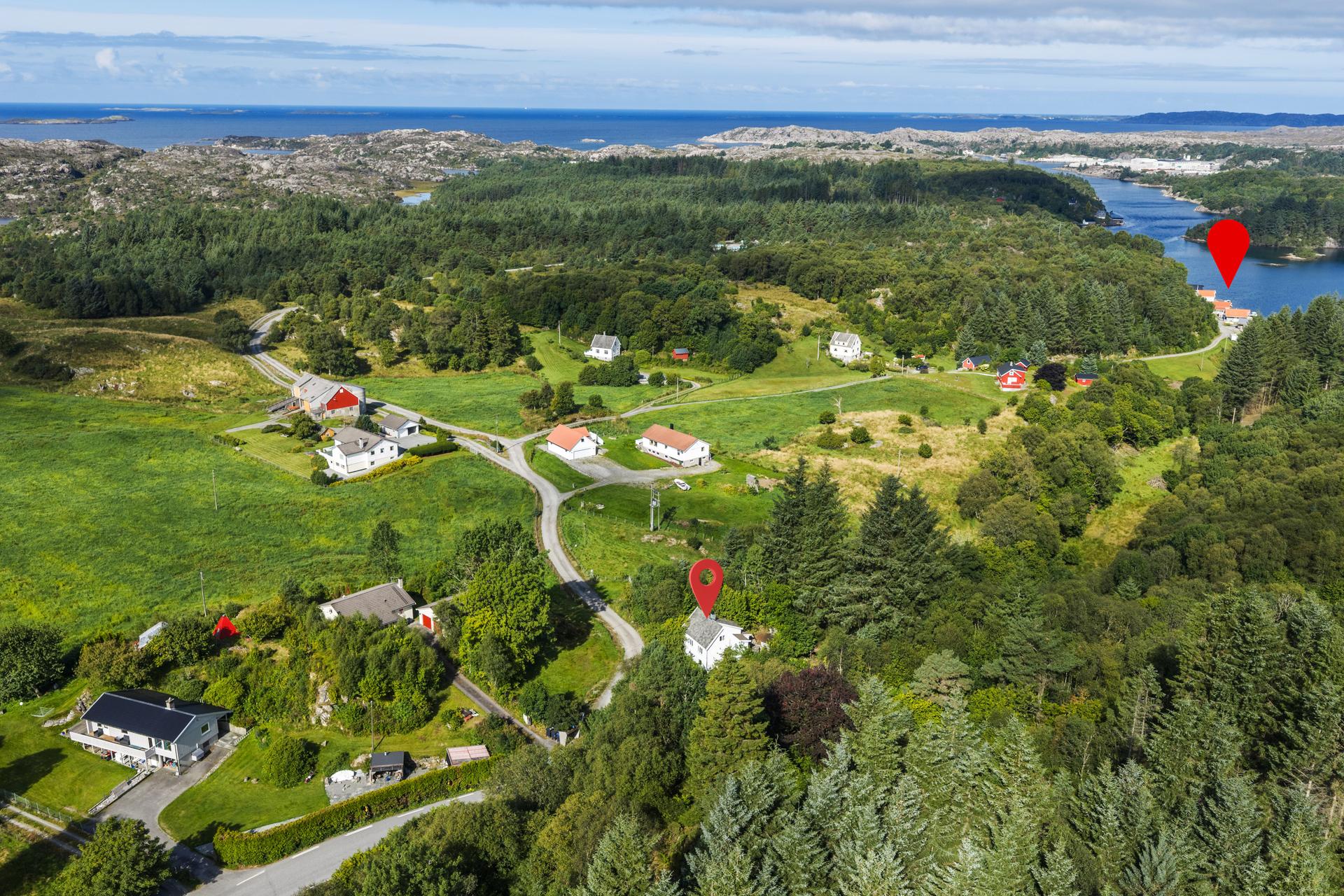 Fritidsbolig/enebolig med stor tomt i skjermet og landlig beliggenhet. Markør oppe til høyre viser hvor naust som kan kjøpes med ligger.. Bilde nummer 2 av 3