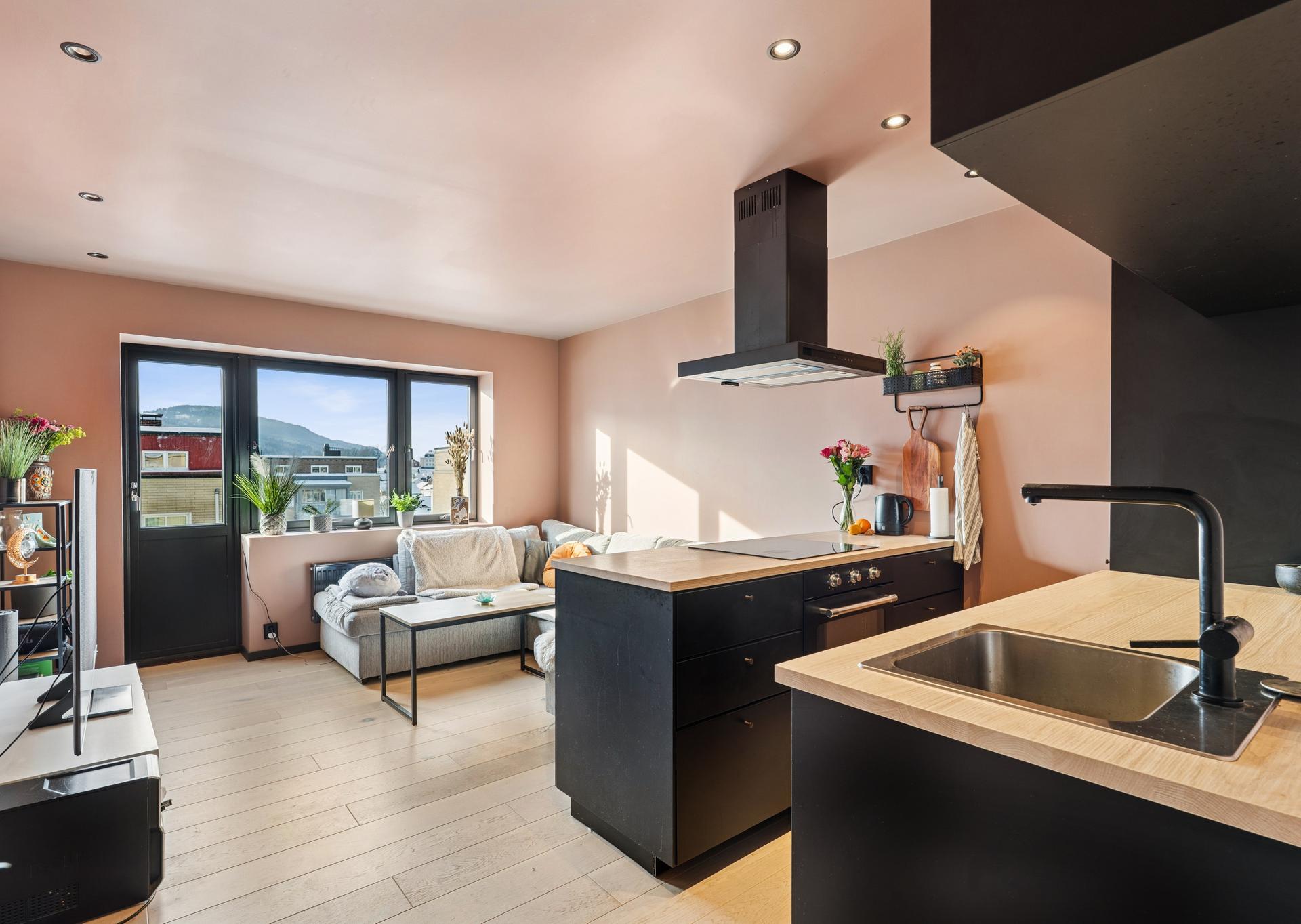  Gjennomgående parkettgulv og innfelte downlights gir et helhetlig og moderne uttrykk.. Bilde nummer 2 av 3