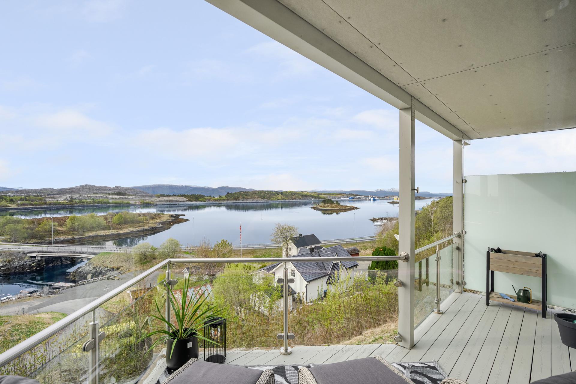 Overbygd veranda med gode sol- og utsiktsforhold. Bilde nummer 3 av 3