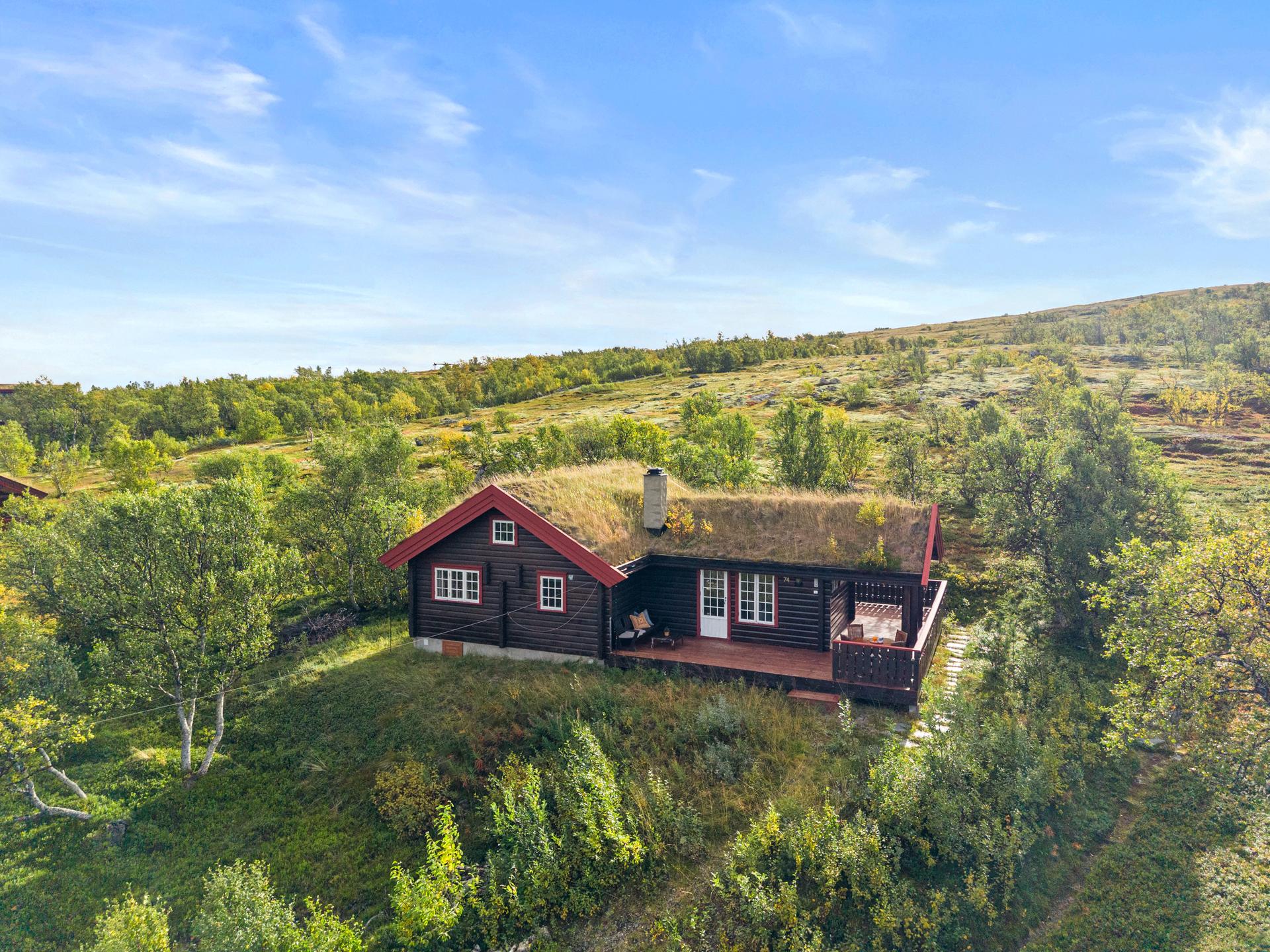 Velkommen til Elvhøgdfaret 74, presentert av Linda Merete Svee ved EiendomsMegler1 (Foto: Interiørfoto, Haukdal). . Bilde nummer 1 av 3