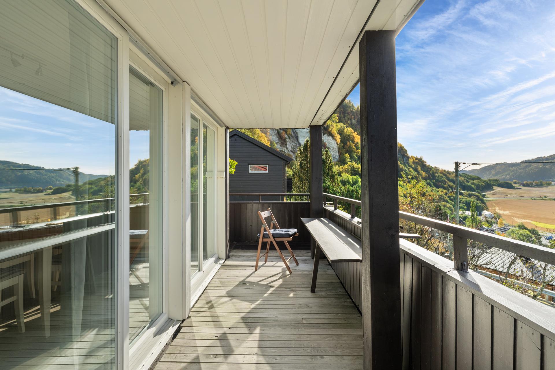 Herlig terrasse på ca. 15 m² med gode bruksmuligheter og flott utsikt mot Buvika og Buvikbukta.. Bilde nummer 3 av 3