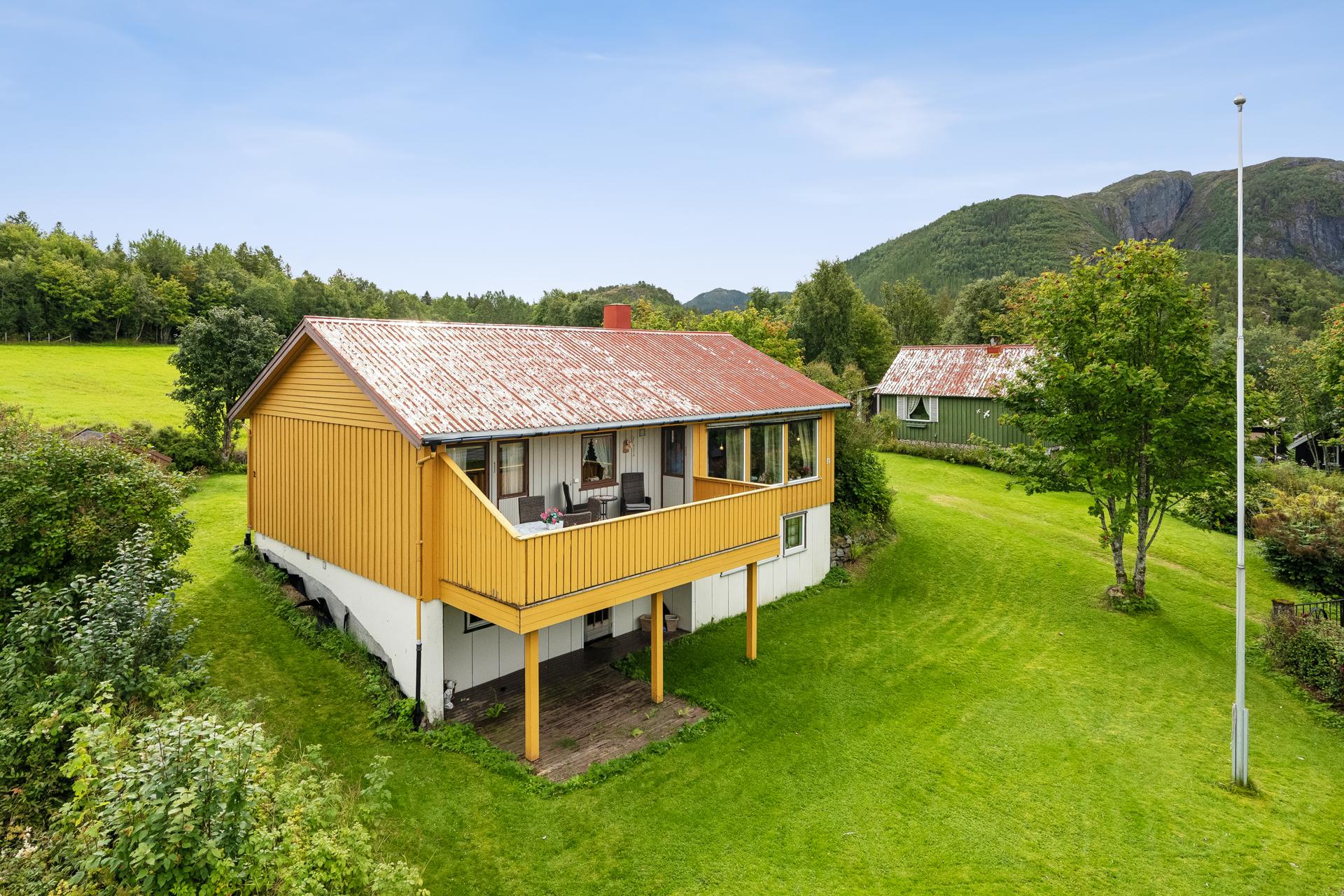 Eiendommen er beliggende på en landlig og romslig tomt på ca. 1,8 mål.. Bilde nummer 2 av 3