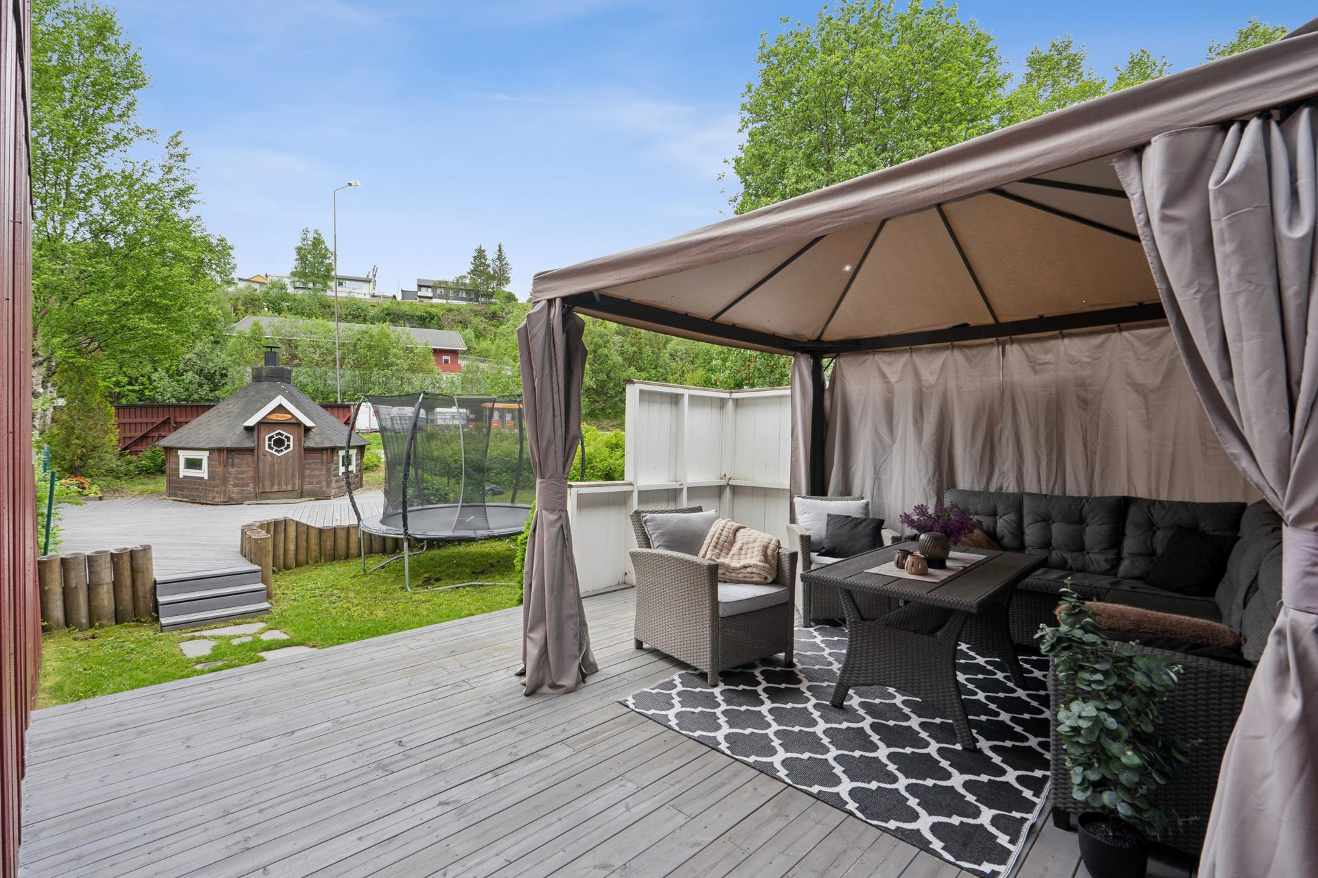 Boligen har flere uteplasser, inkludert en sørøstvendt markterrasse på ca. 30 m².. Bilde nummer 3 av 3