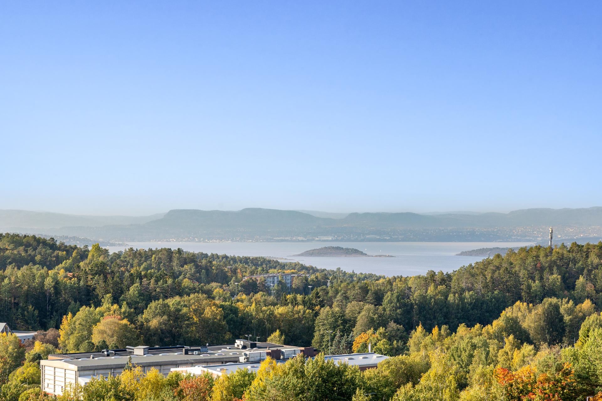Fra leiligheten har du vidstrakt utsikt over fjorden og det omkringliggende landskapet.. Bilde nummer 2 av 3