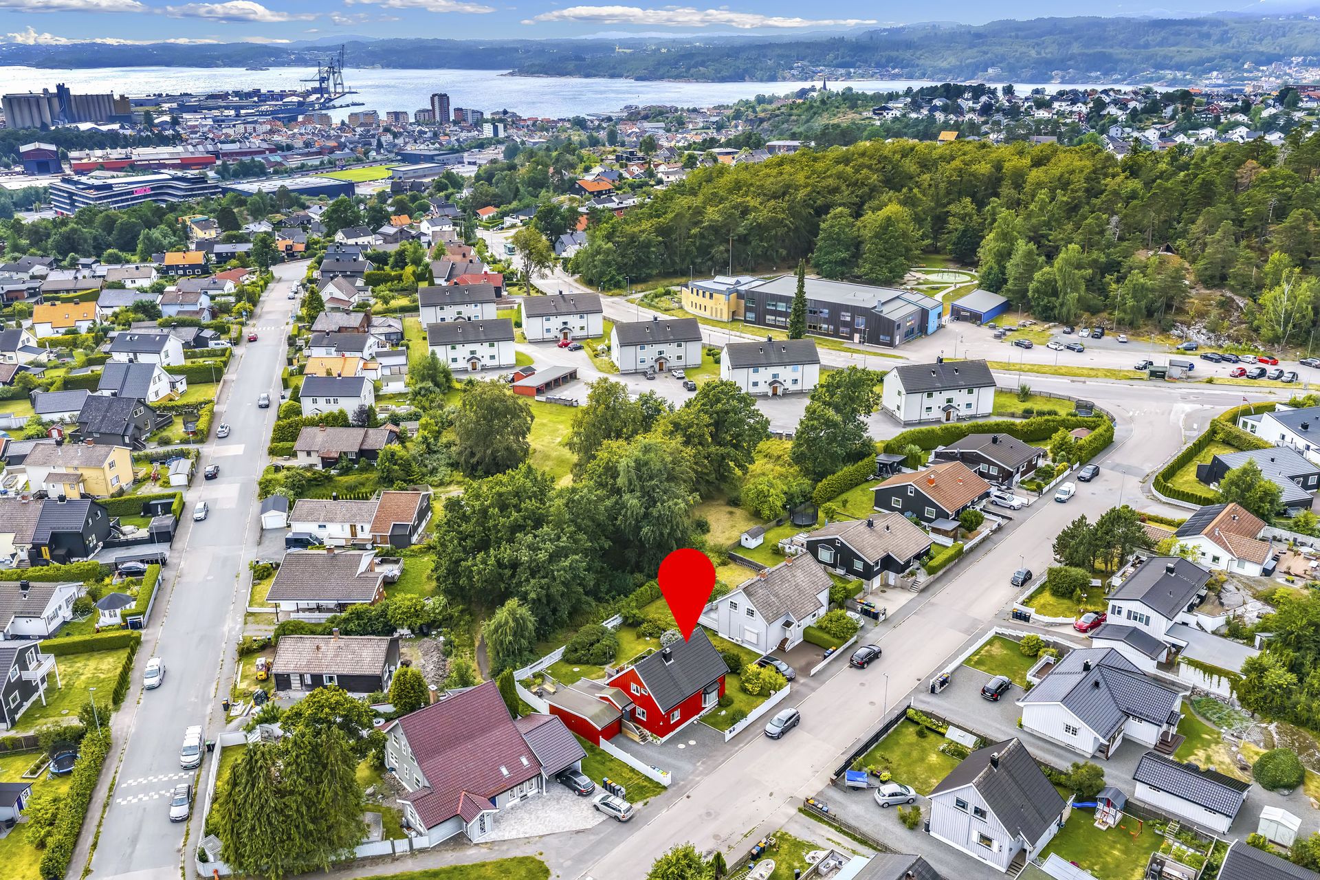 Boligen grenser inn mot et grønt fellesareal. Legg også merke til Byskogen barnehage som ligger like ved.. Bilde nummer 3 av 3