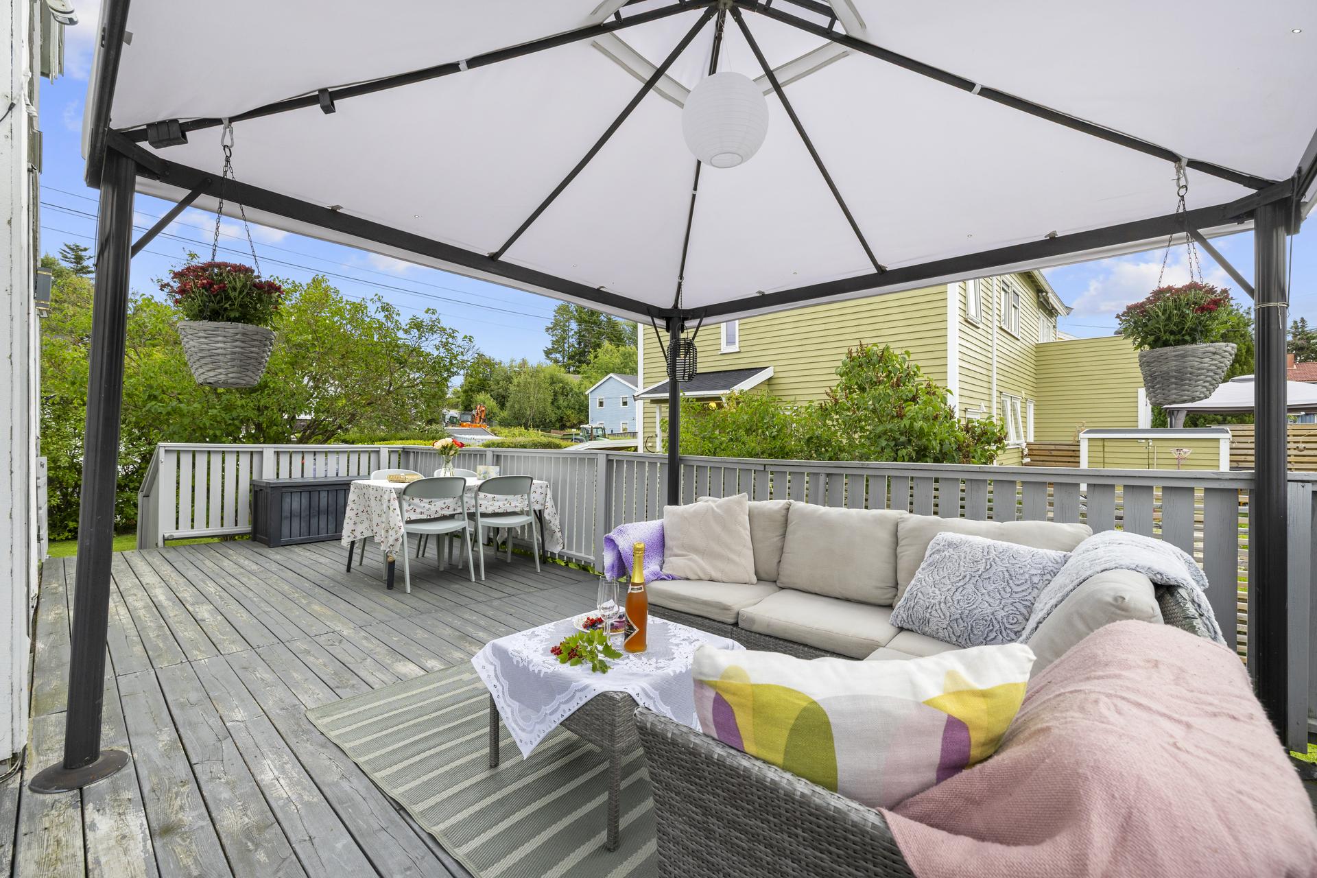Terrassen gir rom for både sofagruppe og spiseplass.. Bilde nummer 3 av 3