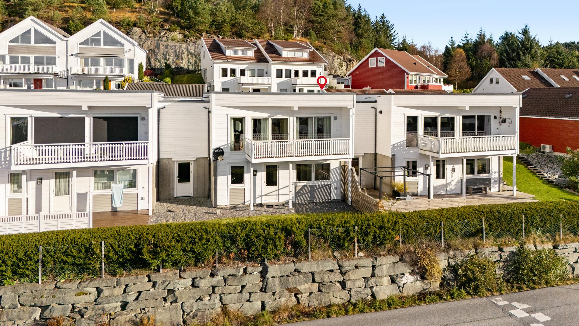 Kjekt rekkehus i kjede med en gjennomtenkt og familievennlig planløsning.. Bilde nummer 2 av 3