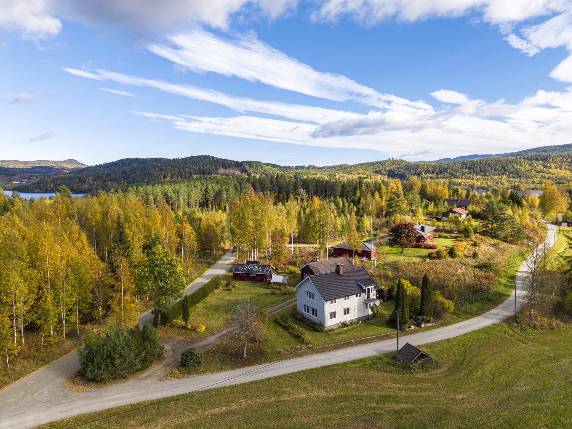 Boligen ligger fint til på Skinnesmoen, med kort vei til bussholdeplass og turterreng.. Bilde nummer 3 av 3