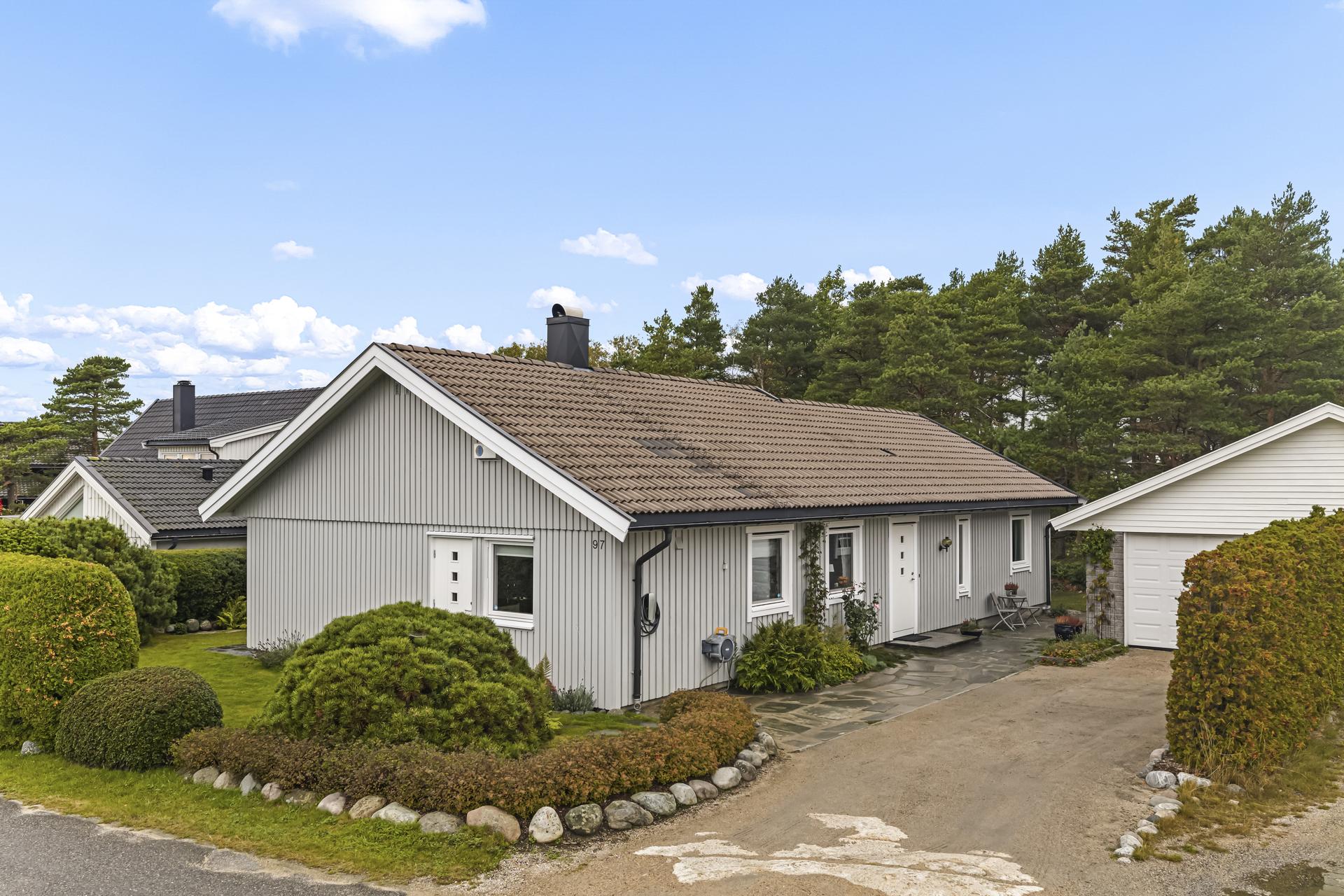 Velkommen til Slevik Platå 97, presentert av EiendomsMegler1 v/Christoffer Dahle Olsen. Foto: Fotoetcetera AS.. Bilde nummer 1 av 3