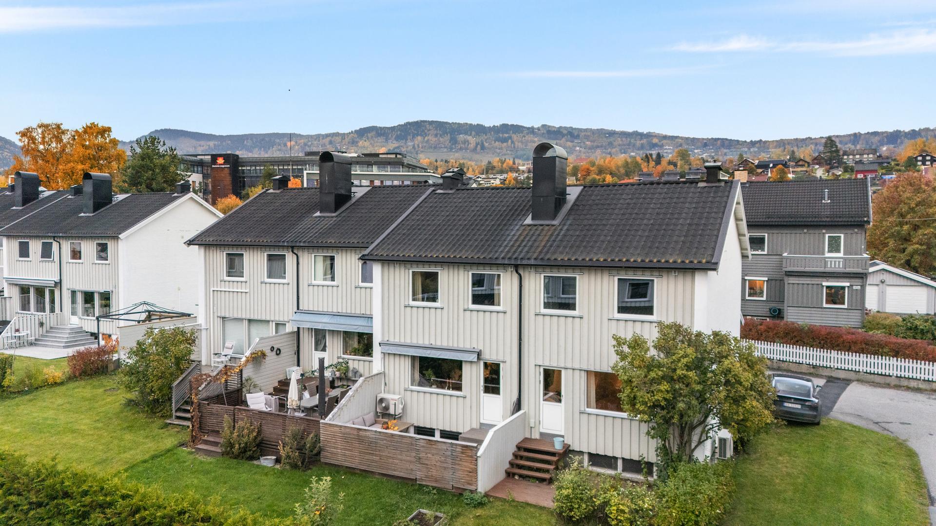 Velkommen til Gausdalsgata 166B! Rekkehus over tre plan i Sylling Borettslag med vestvendt hageparsell. Foto: Fangblikk v/Thea Roverud Rusten. Bilde nummer 1 av 3