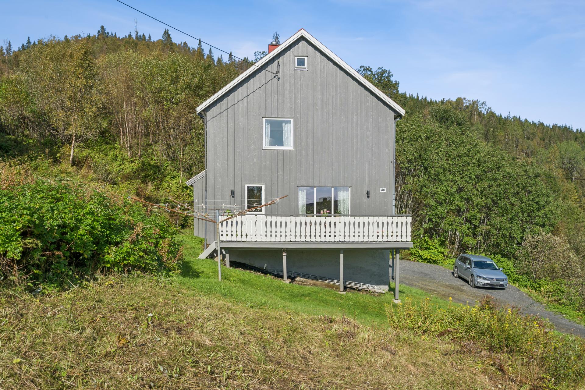 Enebolig over fire plan med romslig tomt og utsikt mot Velfjorden.. Bilde nummer 2 av 3