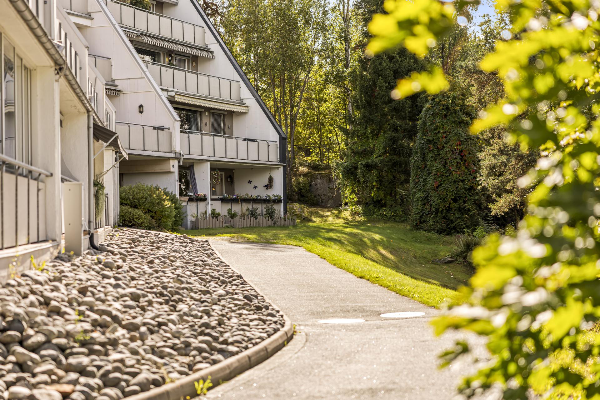 Eiendommen ligger skjermet til rett ved Kulåsparken, med kort avstand til Sarpsborg sentrum.. Bilde nummer 3 av 3