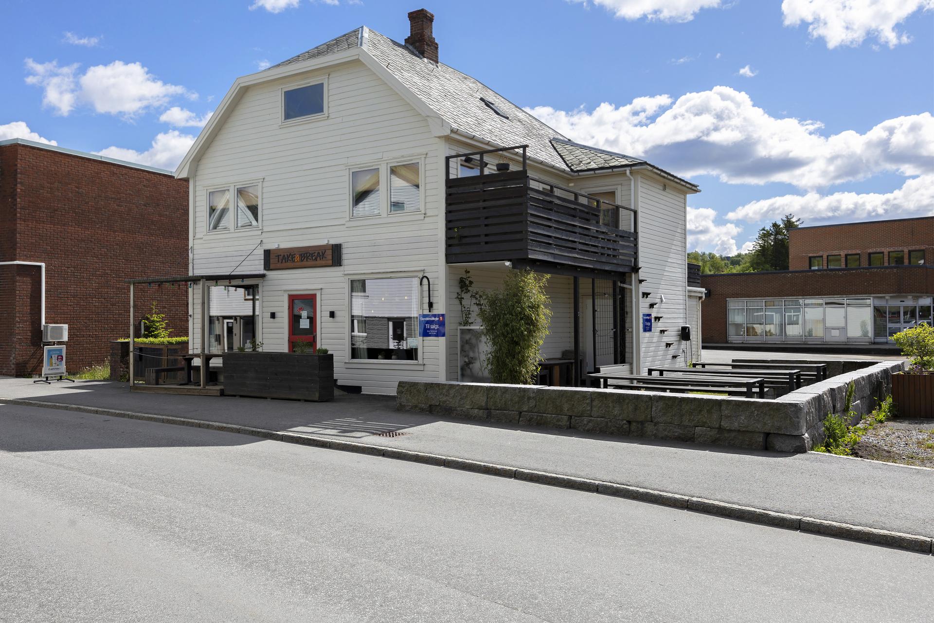 Gamleveien 14 er en kombinasjonsbolig med kafé i 1. etg. og bolig i 2. og 3. etasje! . Bilde nummer 1 av 3
