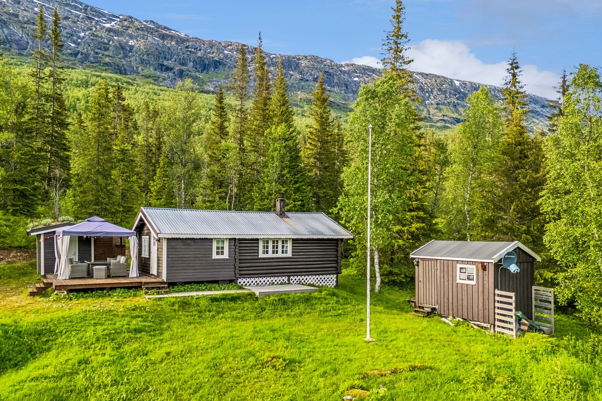 EiendomsMegler 1 v/Gisle Kallestad har gleden av å presentere Nordvassveien 64. Foto: EFKT. Bilde nummer 1 av 3