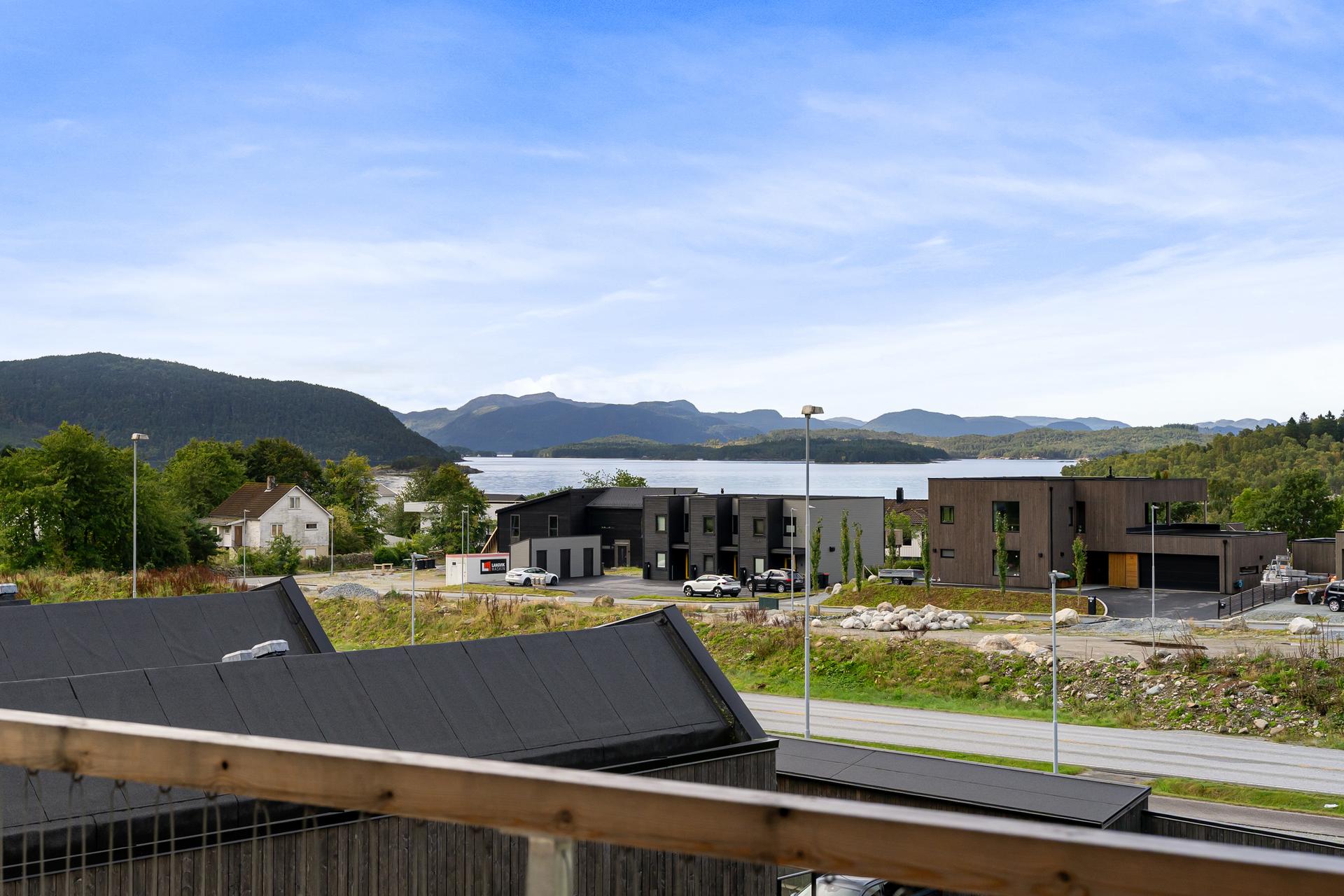 Fra balkongen er det åpen utsikt mot fjorden og nærområdet.. Bilde nummer 3 av 3