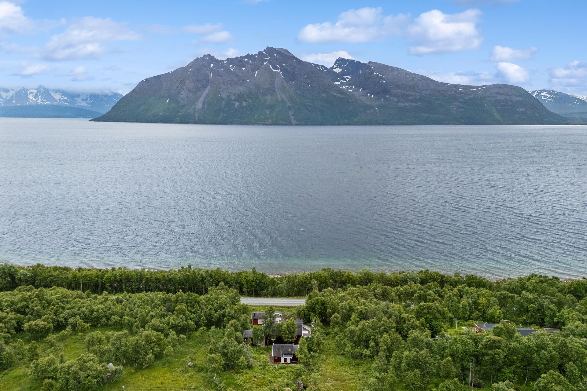 Fritidseiendom med hytte, to anneks og grillbu, med nydelig utsikt ut mot Grøtsundet.. Bilde nummer 2 av 3
