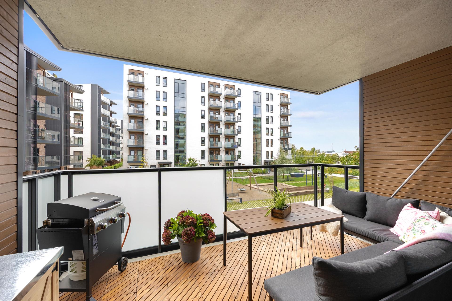 En herlig overbygd balkong på ca. 10 kvm.. Bilde nummer 3 av 3