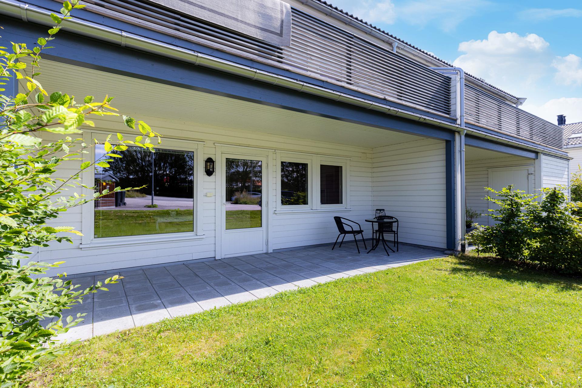 Lys og pen 2-roms leilighet beliggende i 1. etasje, med inngang fra bakkeplan og romslig terrasse med fin utsikt. . Bilde nummer 3 av 3