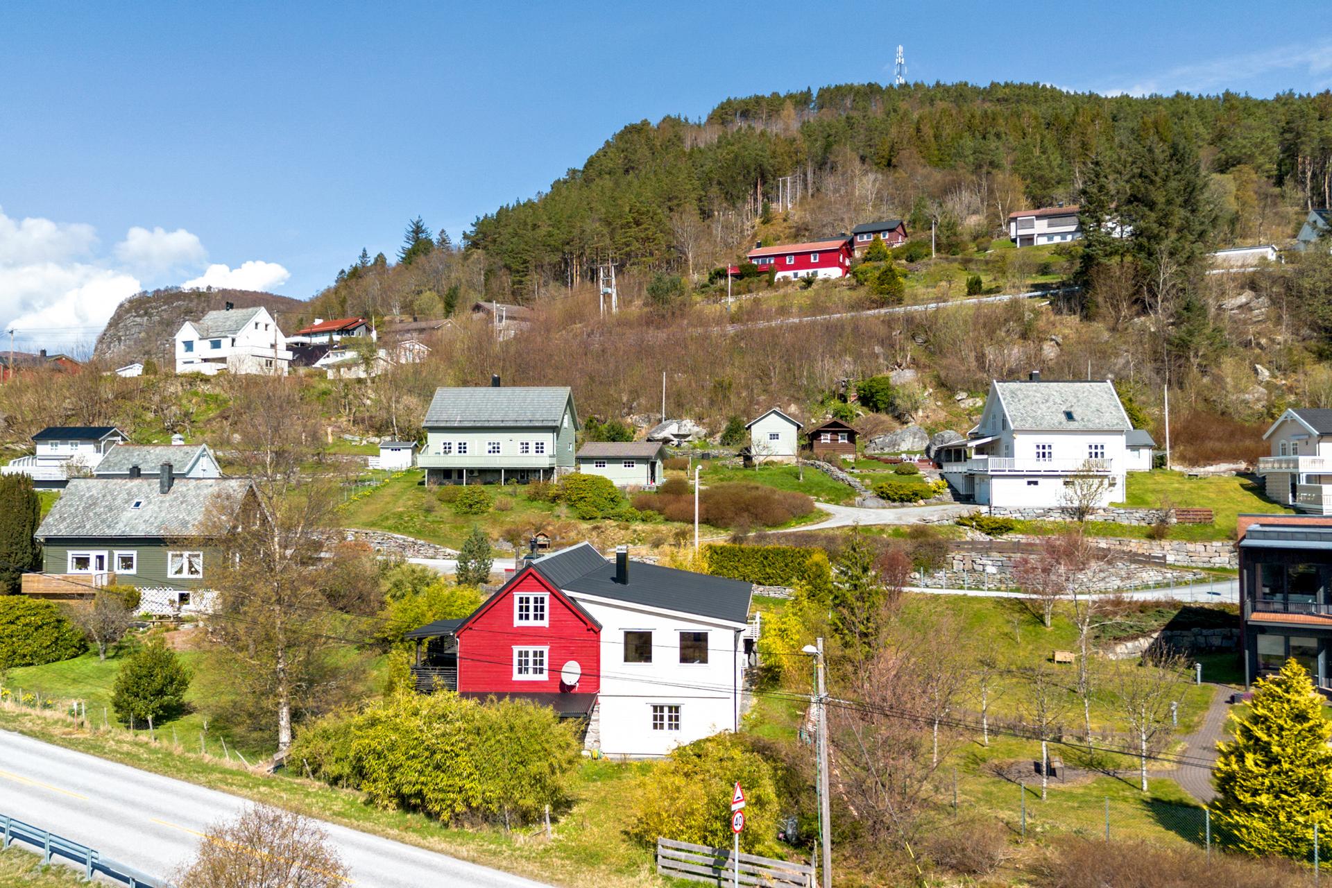 Velkommen til Djupedalsvegen 10 . Bilde nummer 1 av 3