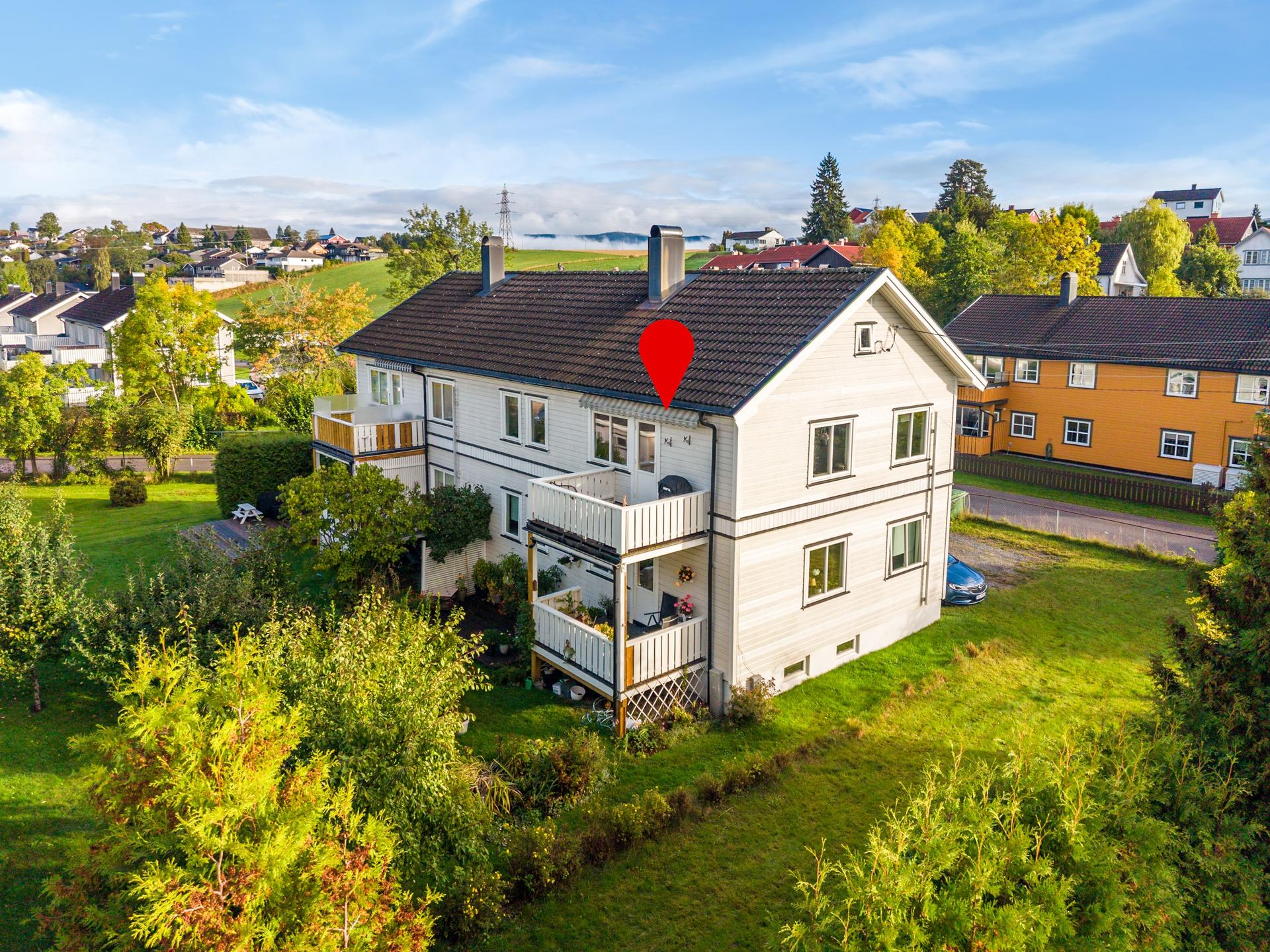 Leiligheten disponerer balkong med utsyn over hagen.. Bilde nummer 3 av 3