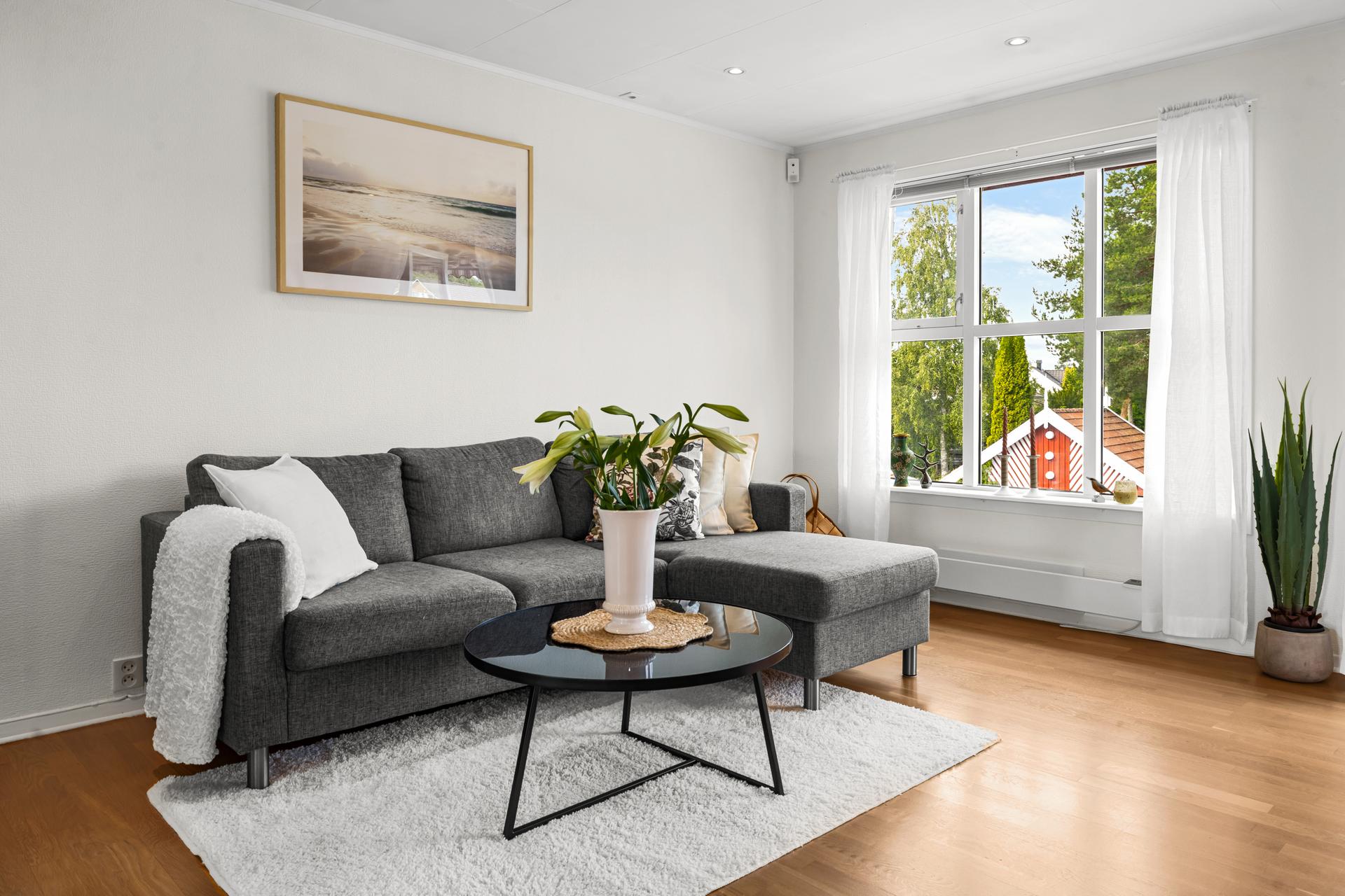 Leilighetens store vindusflater gir rikelig med dagslys inn i boligen.. Bilde nummer 3 av 3