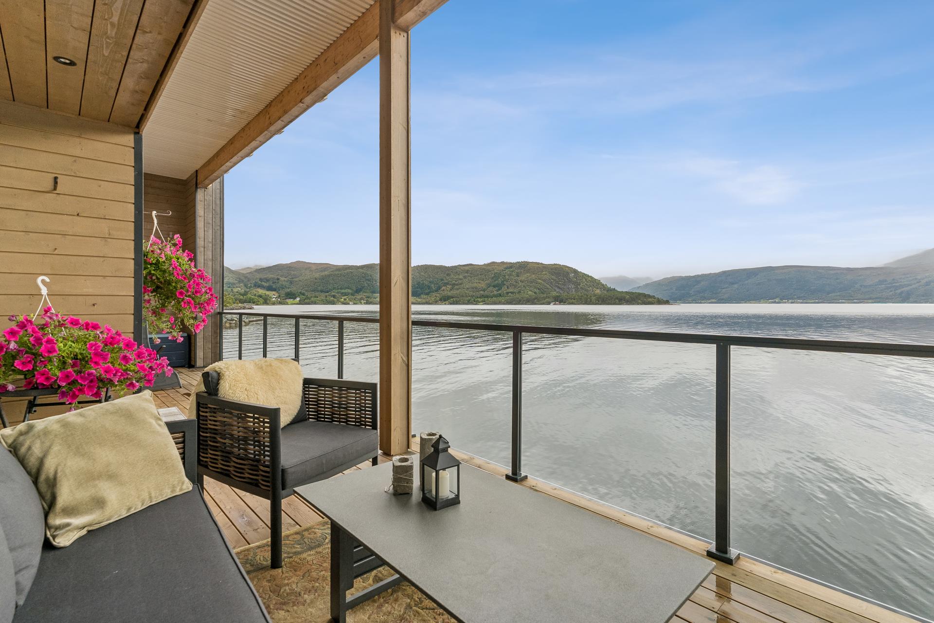 Strandavegen 117A presentert av EiemdomsMegler1 Nordfjord ved Sissel Halnes
Foto: Efkt ved Svein Olav Humberset. Bilde nummer 1 av 3