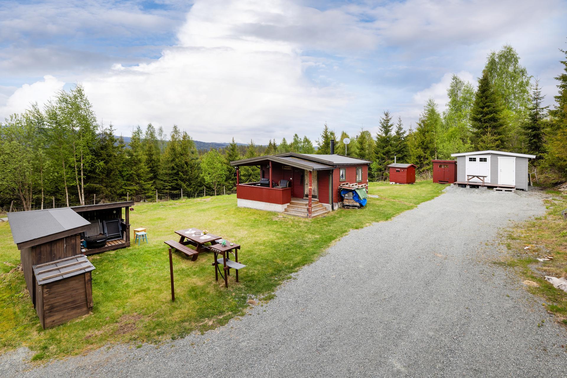 Tomten gir rikelig med plass for utendørs aktiviteter og parkering.. Bilde nummer 3 av 3
