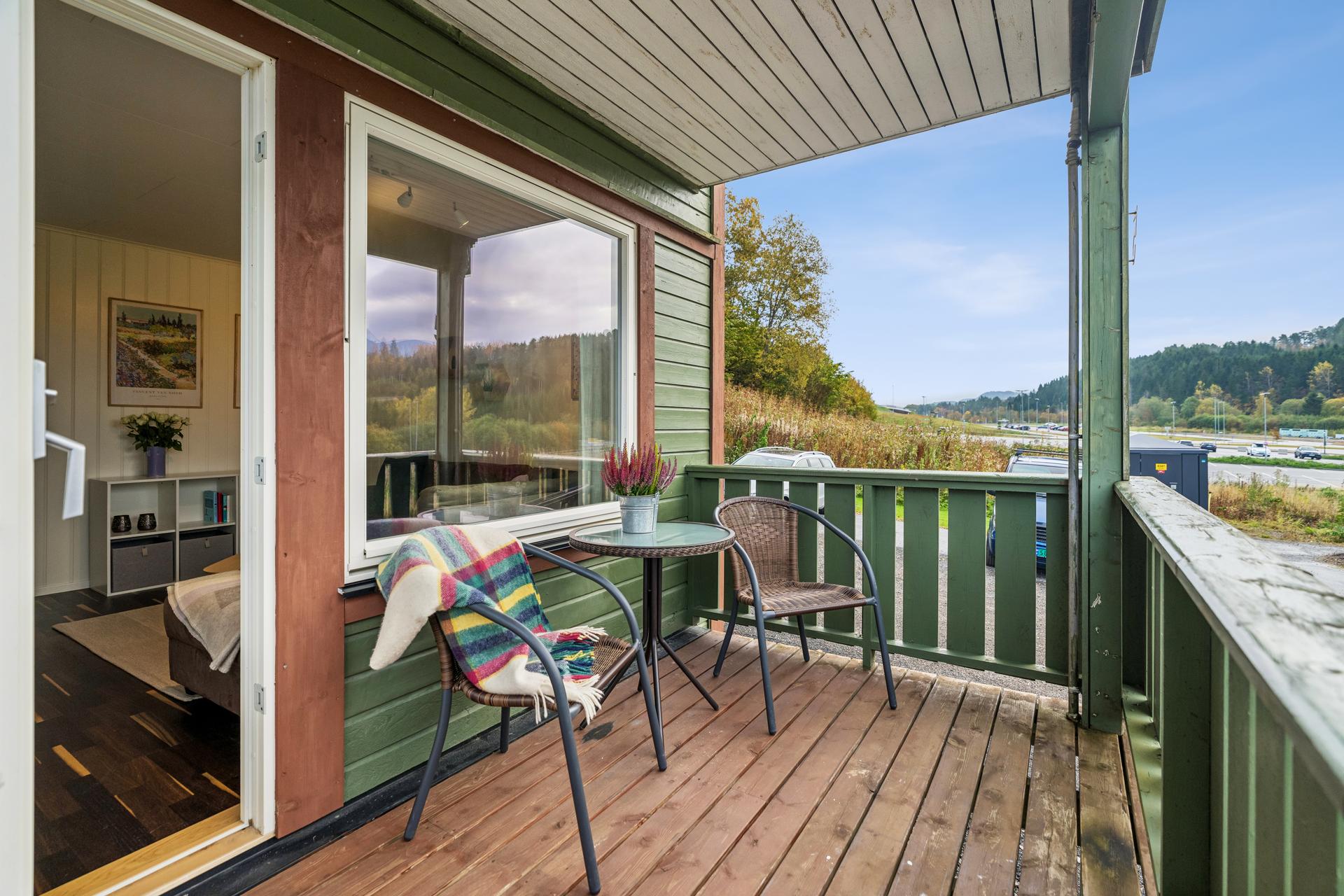 En lettstelt borettslagsleilighet på Hjelset, med sørvendt veranda og kort avstand til Sjukehuset Nordmøre og Romsdal.. Bilde nummer 2 av 3