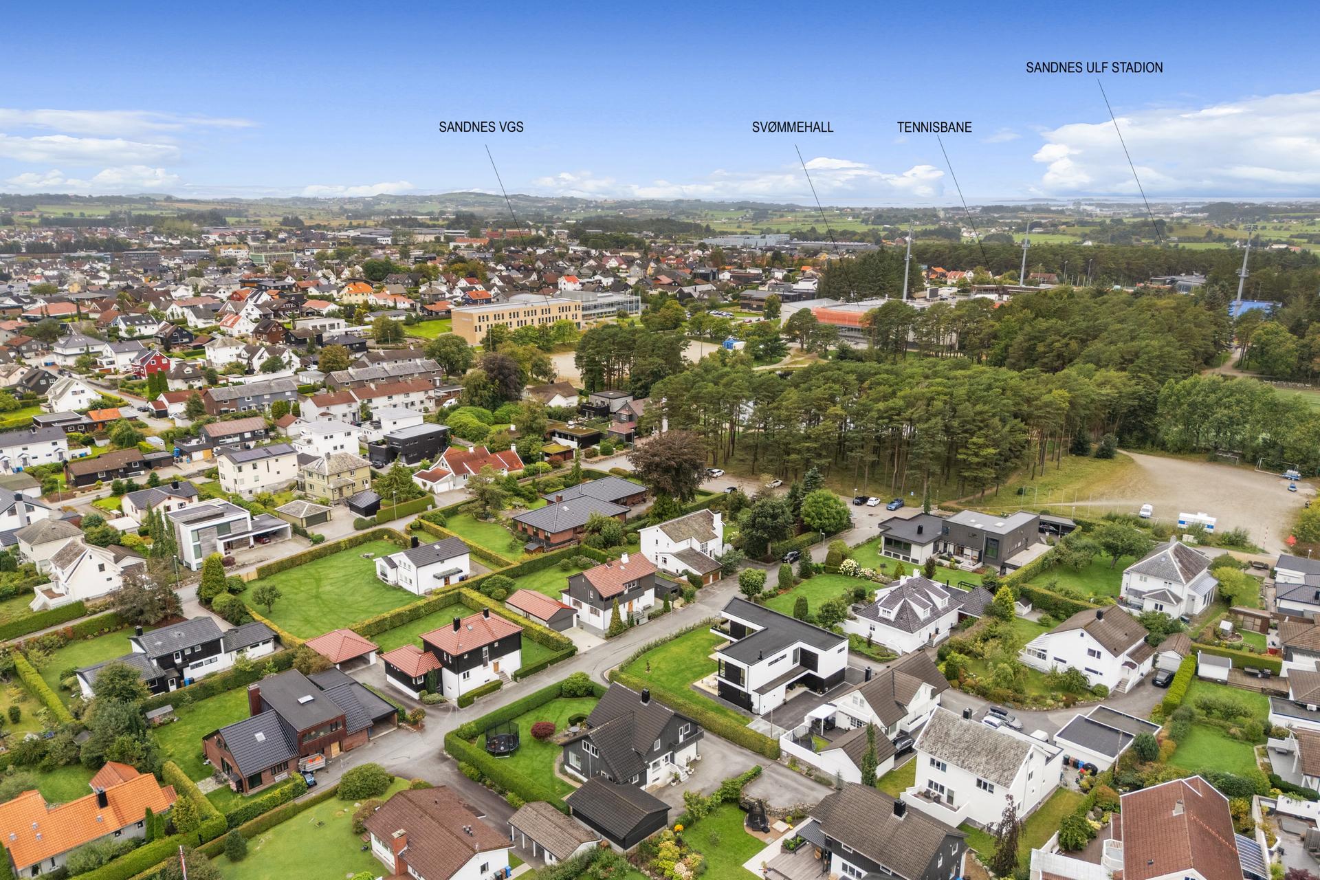 Hele 996kvm tomt omkranset av bøkehekk -plassert i en av Sandnes aller beste gater m/umiddelbar tilgang til alt hverdagen kan by på av ulike idretter, skoler, barnehager, samt rask tilgang til togstasjon i sentrum.. Bilde nummer 3 av 3