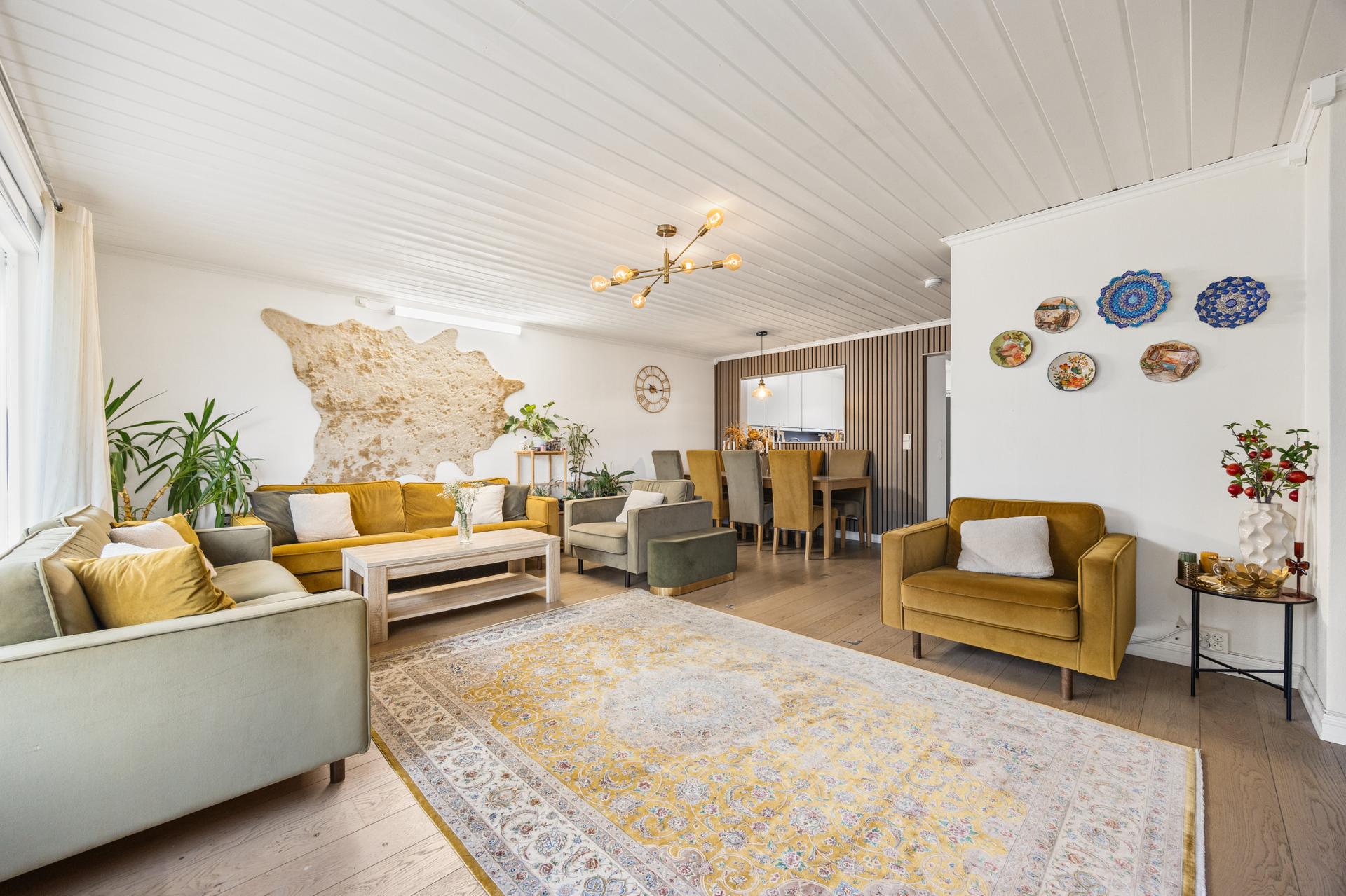 Stuen har god plass til både sofagruppe og spisebord, med direkte utgang til terrassen.. Bilde nummer 3 av 3