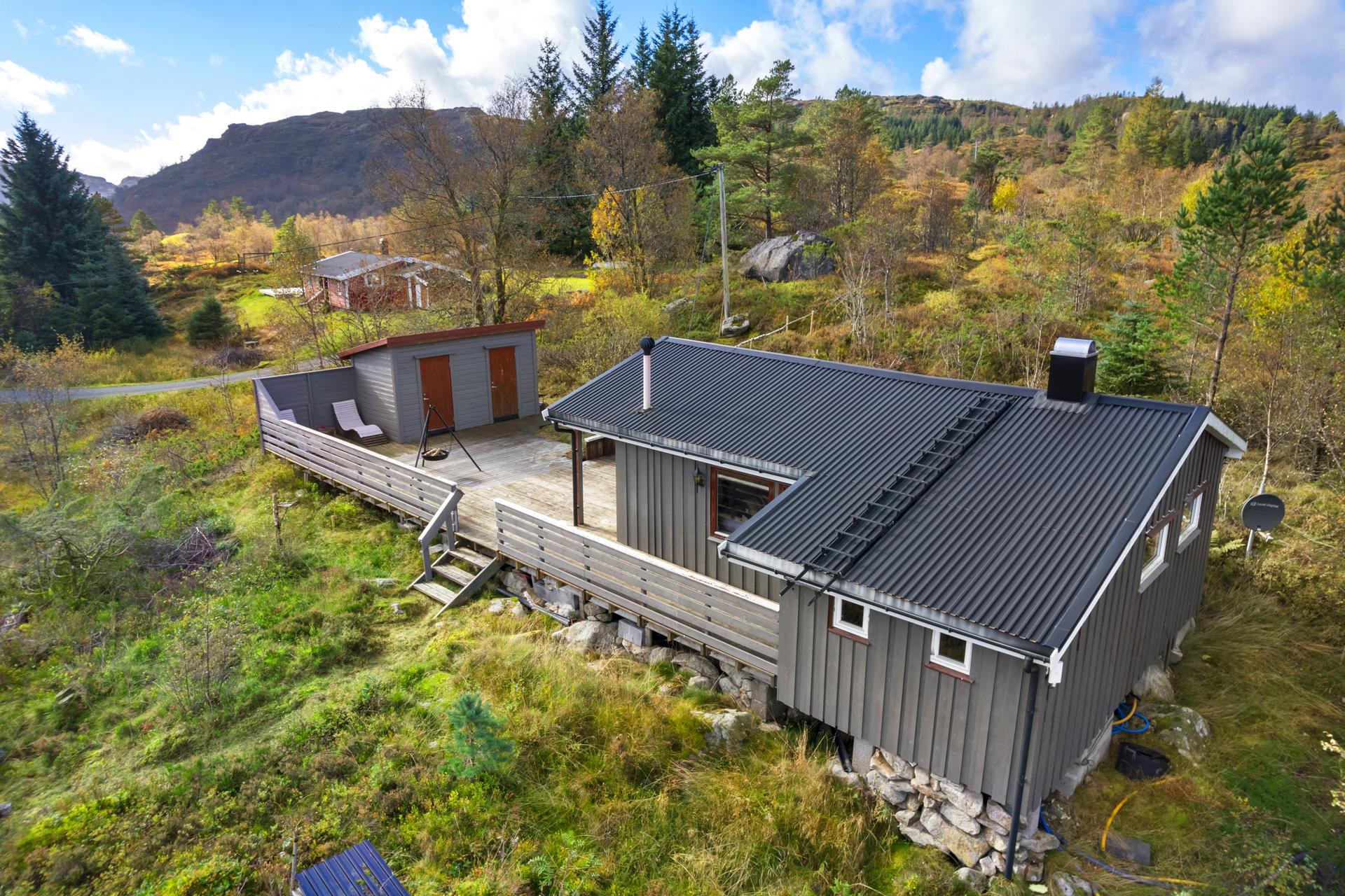 Fritidsbolig over ett plan med romslig terrasse og usjenert beliggenhet i naturskjønne omgivelser.. Bilde nummer 2 av 3
